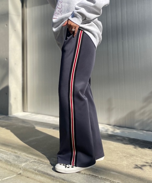 HOLIDAY 赤いフレアパンツ サイドストライプ adidas】Originals 'adicolor 70s' ストライプ フレア パンツ (adidas