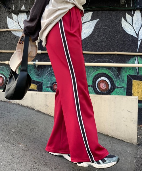 mi via loca（ミヴィアロカ）の「サイドラインジャージフレアパンツ