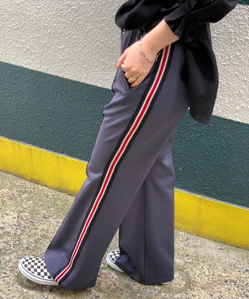 mi via loca（ミヴィアロカ）の「サイドラインジャージフレアパンツ