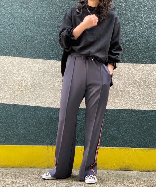 mi via loca(ミヴィアロカ)の「サイドラインジャージフレアパンツ(その他パンツ・レディース・レッド/チャコールグレー/ブラック・FREE)」の21枚目の写真