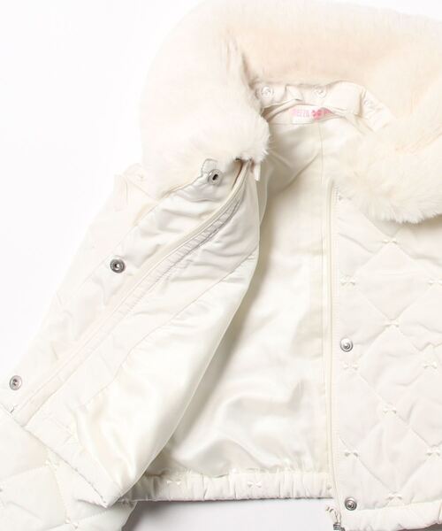 新品　メゾピアノ フェイクファー衿付　リボン刺しゅうキルティングブルゾン mezzo piano（メゾピアノ）の「フェイクファー衿付 リボン