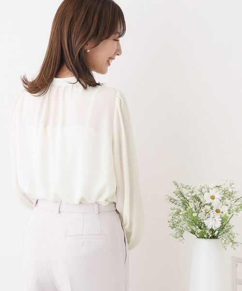 couture brooch（クチュールブローチ）の「◆【セレモニーシーン/お仕事にも】パール調釦ラッフルブラウス（シャツ/ブラウス・レディース・アイボリー/ネイビー・34/36/40/38/42）」の8枚目の写真