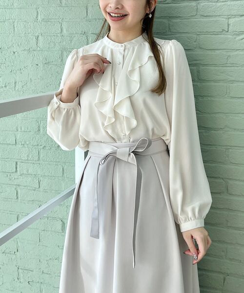 couture brooch（クチュールブローチ）の「◆【セレモニーシーン/お仕事にも】パール調釦ラッフルブラウス（シャツ/ブラウス・レディース・アイボリー/ネイビー・34/36/40/38/42）」の12枚目の写真