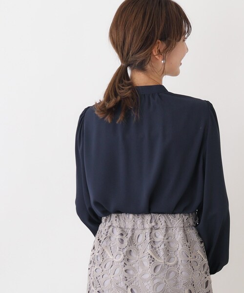 couture brooch（クチュールブローチ）の「◆【セレモニーシーン/お仕事にも】パール調釦ラッフルブラウス（シャツ/ブラウス・レディース・アイボリー/ネイビー・34/36/40/38/42）」の21枚目の写真