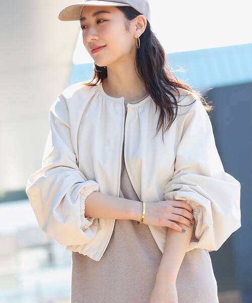 Demi-Luxe BEAMS / ノーカラー ギャザーブルゾン Demi-Luxe BEAMS / ノーカラー ギャザーブルゾン 【公式通販】
