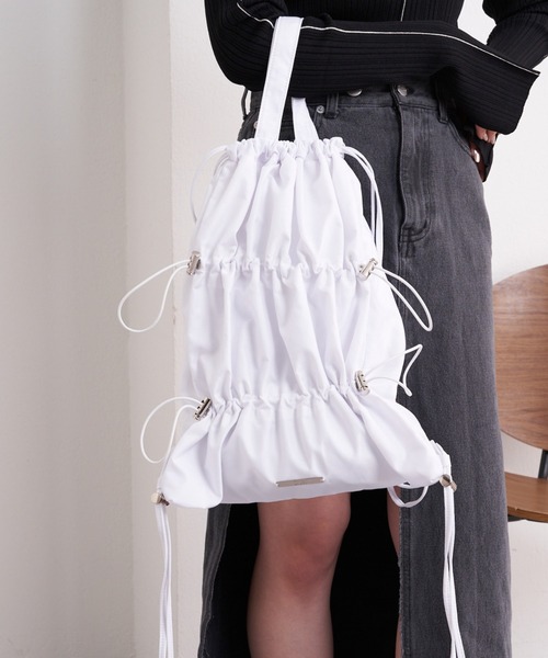 Chico（チコ）の「【2024SS】シャーリングナップサック（バックパック/リュック・レディース・ホワイト/シルバー/ブラック・FREE）」の2枚目の写真