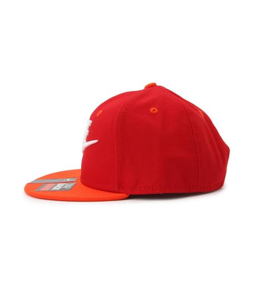 green label relaxing(グリーンレーベルリラクシング)の「NIKE フューチュラキャップ(キャップ・キッズ・ブラック/レッド・フリー)」の3枚目の写真