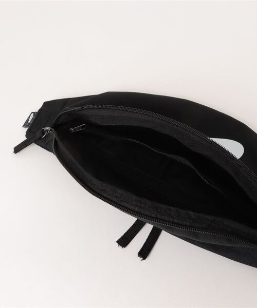 NIKE（ナイキ）の「NIKE ナイキ U HERITAGE WAISTPACK バッグ DB0490 010BLACK/WHITE（ボディバッグ/ウエストポーチ・メンズ・ブラック・FREE）」の4枚目の写真