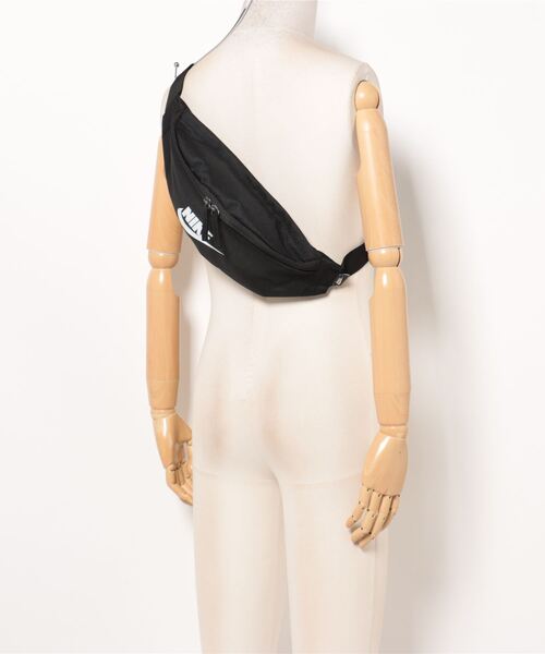 NIKE（ナイキ）の「NIKE ナイキ U HERITAGE WAISTPACK バッグ DB0490 010BLACK/WHITE（ボディバッグ/ウエストポーチ・メンズ・ブラック・FREE）」の2枚目の写真