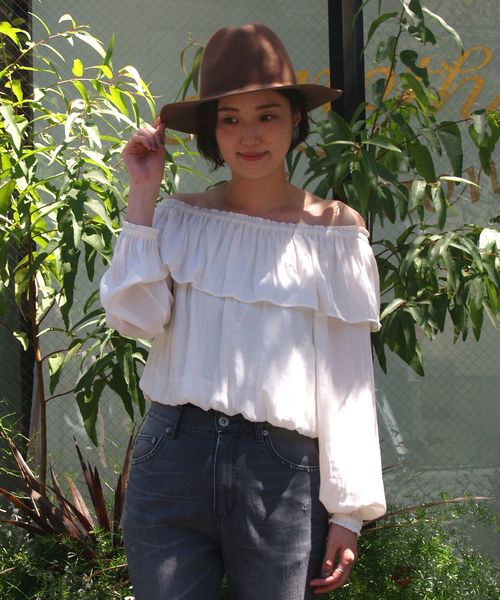 Another Edition（アナザーエディション）の「オフショルダーブラウス/AEFC  OFF SHOULDER BL◆（シャツ/ブラウス・レディース・オフホワイト/ブラック/ブラウン・フリー）」の2枚目の写真