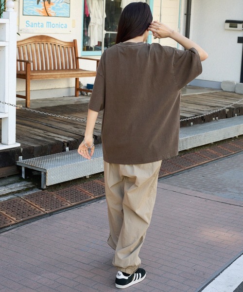 MONO-MART（モノマート）の「ヴィンテージ加工アソートデザインビッグ半袖Tシャツ（Tシャツ/カットソー・レディース・ネイビー系/ホワイト系/ブラック系2/ホワイト系3/ブラック/ブラウン系/ホワイト系2/ブラック系/ダークブラウン/ブラック系3/ダークネイビー/オフホワイト/ネイビー系2・L/M）」の16枚目の写真