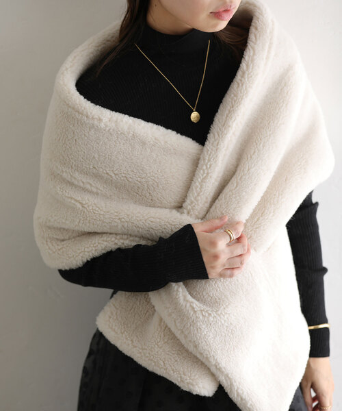 La TOTALITE（ラトータリテ）の「ボアストール（ストール/ショール・レディース・ネイビー/ホワイト/キャメル・FREE）」の2枚目の写真