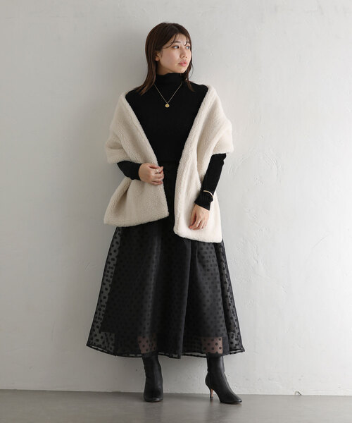 La TOTALITE（ラトータリテ）の「ボアストール（ストール/ショール・レディース・ネイビー/ホワイト/キャメル・FREE）」の4枚目の写真