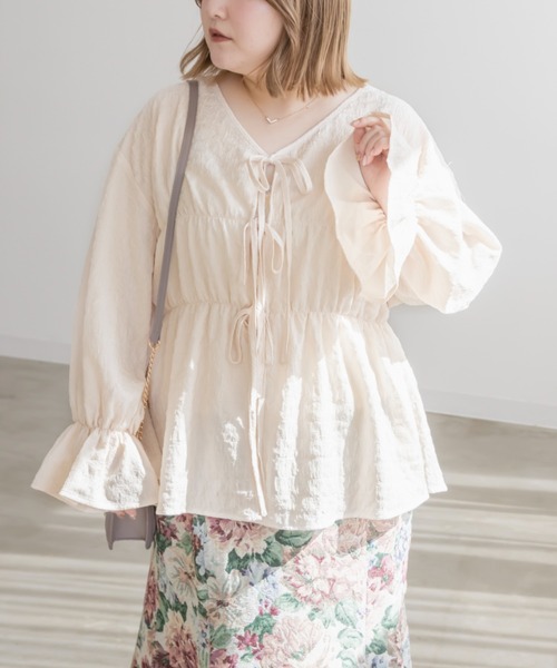 CLETTE(クレット)の「フロントリボンシャーリングブラウス(シャツ/ブラウス・レディース・モカ/アイボリー/ブラック・LL/3L/4L)」の1枚目の写真