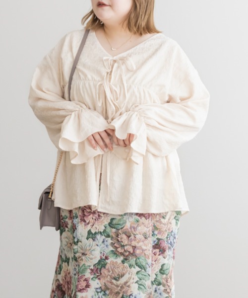 CLETTE(クレット)の「フロントリボンシャーリングブラウス(シャツ/ブラウス・レディース・モカ/アイボリー/ブラック・LL/3L/4L)」の4枚目の写真