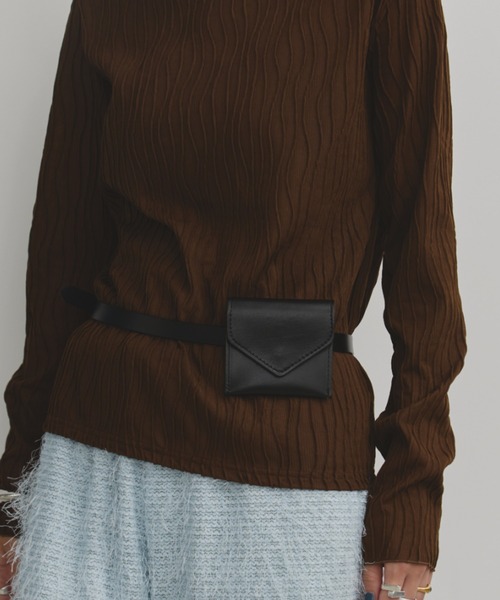 MERLOT（メルロー）の「フェイクレザーウエストミニポーチ（ボディバッグ/ウエストポーチ・レディース・ブラウン/ブラック・FREE）」の2枚目の写真