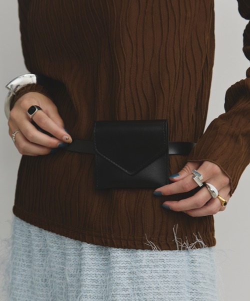 MERLOT（メルロー）の「フェイクレザーウエストミニポーチ（ボディバッグ/ウエストポーチ・レディース・ブラウン/ブラック・FREE）」の5枚目の写真