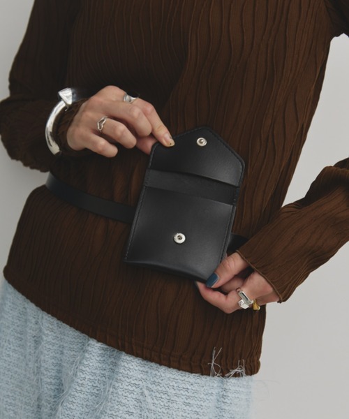 MERLOT（メルロー）の「フェイクレザーウエストミニポーチ（ボディバッグ/ウエストポーチ・レディース・ブラウン/ブラック・FREE）」の3枚目の写真