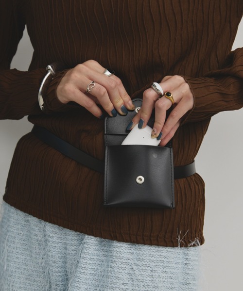 MERLOT（メルロー）の「フェイクレザーウエストミニポーチ（ボディバッグ/ウエストポーチ・レディース・ブラウン/ブラック・FREE）」の4枚目の写真