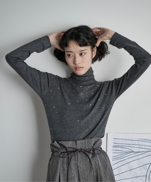 THE YOn（ザヨン）の「カラフルビジューウールブレンドハイネックリブニットトップス（ニット/セーター・レディース・グレー/チャコールグレー/アイボリー/ブラック・FREE）」の7枚目の写真