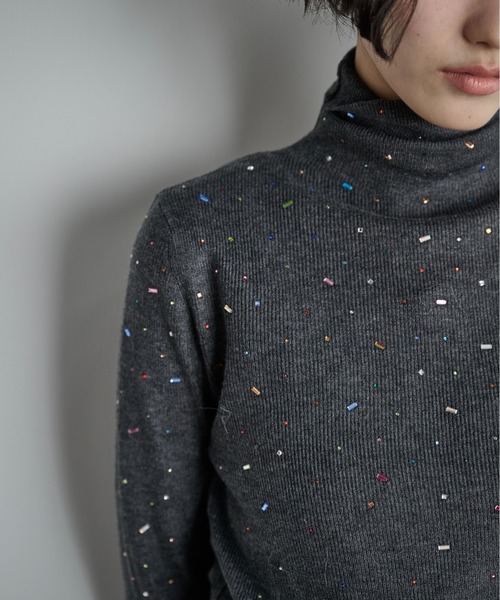 THE YOn（ザヨン）の「カラフルビジューウールブレンドハイネックリブニットトップス（ニット/セーター・レディース・グレー/チャコールグレー/アイボリー/ブラック・FREE）」の11枚目の写真