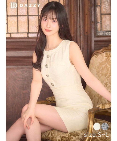 DAZZY(デイジー)の「【デートにも使える上品デザイン】女らしさと肌見せの絶妙バランス◎フリンジ ツイード ライン ボタン ビジュー ノースリーブ タイト ミニドレス(ドレス・レディース・ブラック/アイボリー・L/S/M)」の4枚目の写真