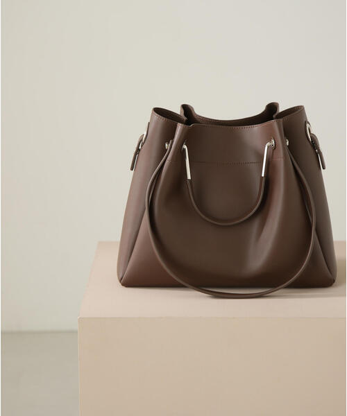 NATURAL BEAUTY BASIC（ナチュラルビューティーベーシック）の「◇メタルハンドルタックショルダーバッグ（ショルダーバッグ・レディース・ブラック/オフホワイト/ベージュ/ブラウン/キャメル・ﾌﾘ-）」の4枚目の写真