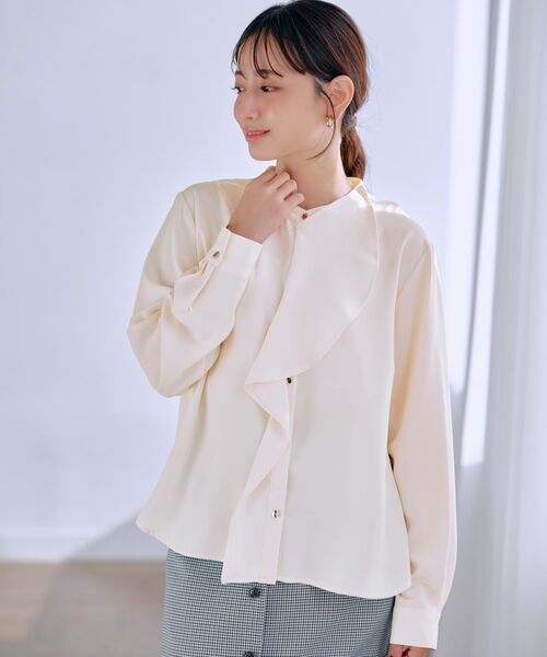 COHINA(コヒナ)の「ラインラッフルブラウス 【低身長・小柄女性】(シャツ/ブラウス・レディース・ネイビー/ベージュ/ホワイト・ONE SIZE)」の4枚目の写真