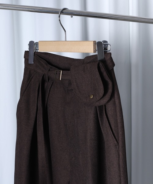 MUHET(ミュエータ)の「belted wide slacks pants / ポケット付きスラックスパンツ(スラックス・レディース・ネイビー/ブラウン・MEDIUM/SMALL)」の17枚目の写真