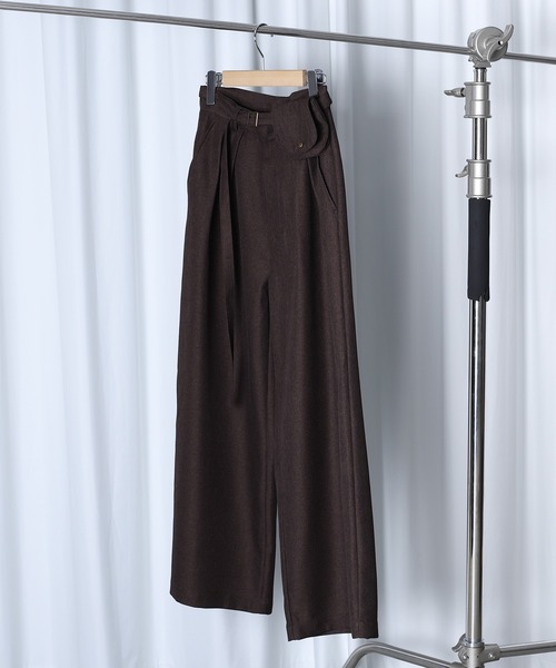 MUHET(ミュエータ)の「belted wide slacks pants / ポケット付きスラックスパンツ(スラックス・レディース・ネイビー/ブラウン・MEDIUM/SMALL)」の3枚目の写真