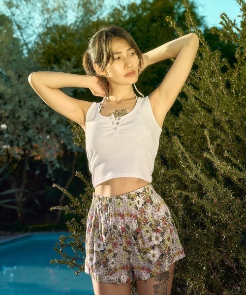 RVCA(ルーカ)の「RVCA レディース HENRY TANK TOP タンクトップ 【2025年春夏モデル】/ルーカクロップド丈タンクトップ(タンクトップ・レディース・ホワイト/ブラック・SMALL/MEDIUM)」の2枚目の写真