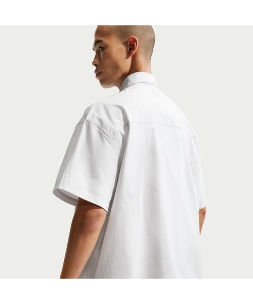 NIKE(ナイキ)の「NIKE/ナイキ クラブ BTN S/S トップ OS(シャツ/ブラウス・メンズ・アイボリー/カーキ・M/L/S/XL)」の5枚目の写真