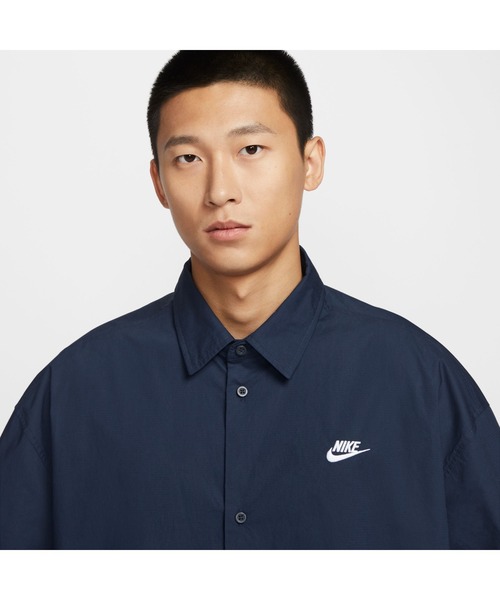 NIKE(ナイキ)の「NIKE/ナイキ クラブ BTN S/S トップ OS(シャツ/ブラウス・メンズ・アイボリー/カーキ・M/L/S/XL)」の8枚目の写真