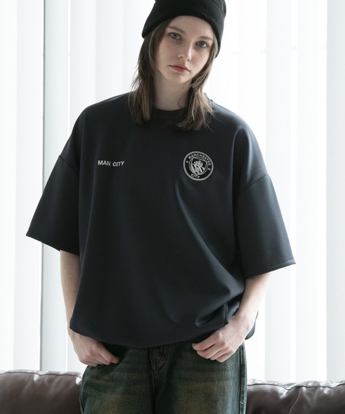 CORPUS SELECT(コーパストーキョー)の「【Manchester City/マンチェスターシティー】エンブレムロゴワッペン裾ドロスト半袖Tシャツ(Tシャツ/カットソー・メンズ・ネイビー/ホワイト/ブラック/チャコールグレー・M/L)」の1枚目の写真