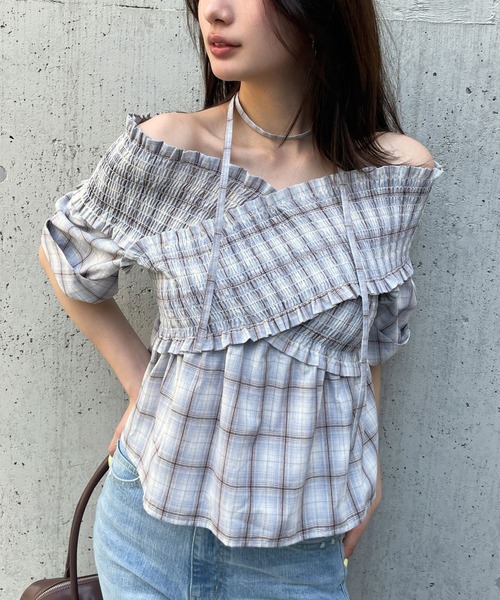 FOREVER 21（フォーエバー トゥエンティーワン）の「【2025SS】チョーカー付きオフショルブラウス半袖（シャツ/ブラウス・レディース・ブラック/グレー/ブルー・FREE）」の2枚目の写真