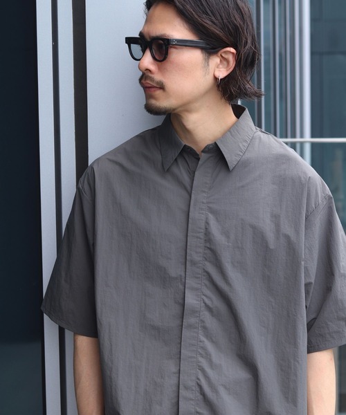 B:MING by BEAMS（ビーミングバイビームス）の「撥水 ナイロン ハーフスリーブ シャツ（シャツ/ブラウス・メンズ・グレー/ブラック・X-LARGE/LARGE/MEDIUM/SMALL）」の5枚目の写真