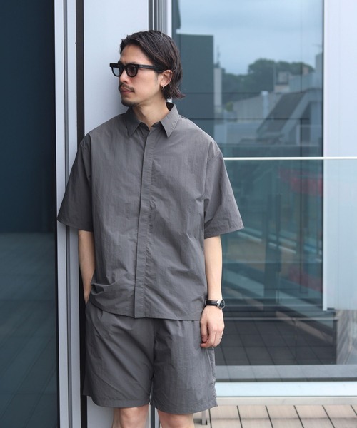 B:MING by BEAMS（ビーミングバイビームス）の「撥水 ナイロン ハーフスリーブ シャツ（シャツ/ブラウス・メンズ・グレー/ブラック・X-LARGE/LARGE/MEDIUM/SMALL）」の4枚目の写真