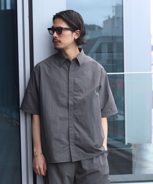 B:MING by BEAMS（ビーミングバイビームス）の「撥水 ナイロン ハーフスリーブ シャツ（シャツ/ブラウス・メンズ・グレー/ブラック・X-LARGE/LARGE/MEDIUM/SMALL）」の6枚目の写真