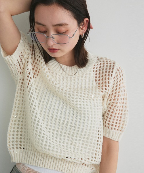 ad thie(アドティエ)の「スパンコール メッシュニット プルオーバー(ニット/セーター・レディース・ライトグレー/ベージュ/オフホワイト/ブラック・FREE)」の2枚目の写真