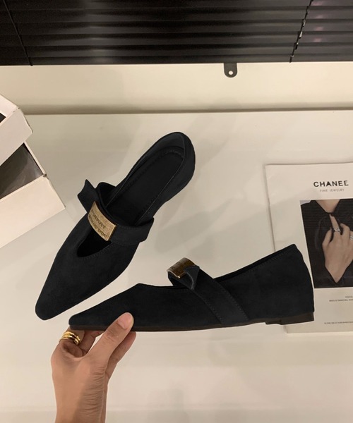MILAE(ミレ)の「プレート付きストラップポインテッドトゥパンプス(パンプス・レディース・レッド/ブラック・24.5cm/24cm/23.5cm/23cm)」の4枚目の写真