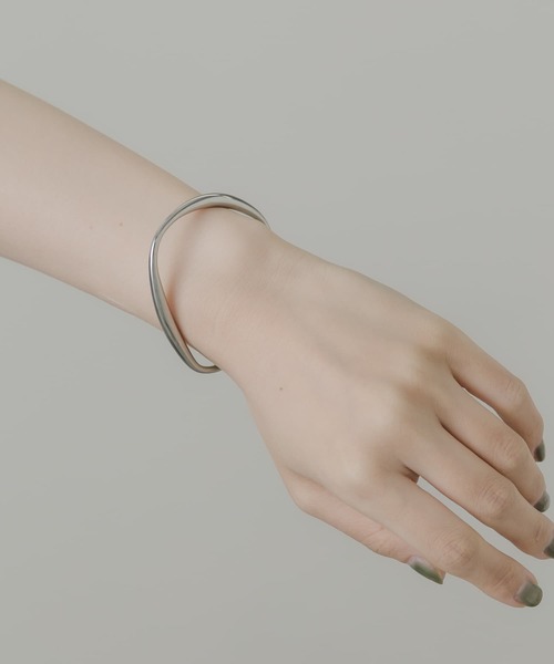 SMELLY(スメリー)の「ステンレスカーブバングル(ブレスレット・レディース・シルバー・-)」の1枚目の写真