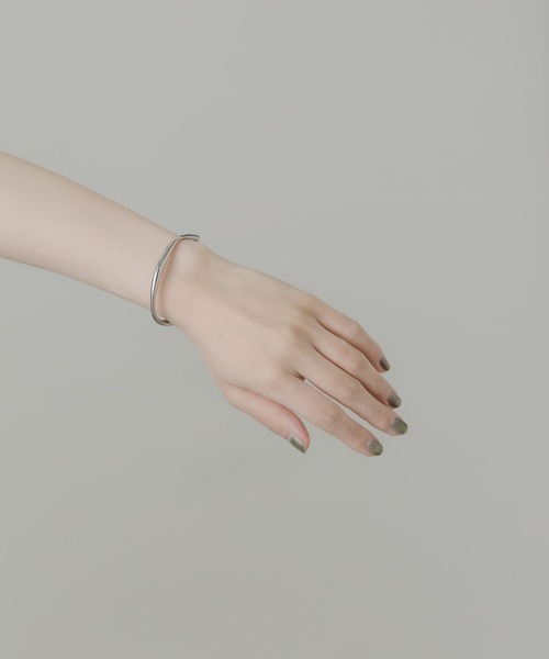 SMELLY(スメリー)の「ステンレスカーブバングル(ブレスレット・レディース・シルバー・-)」の4枚目の写真