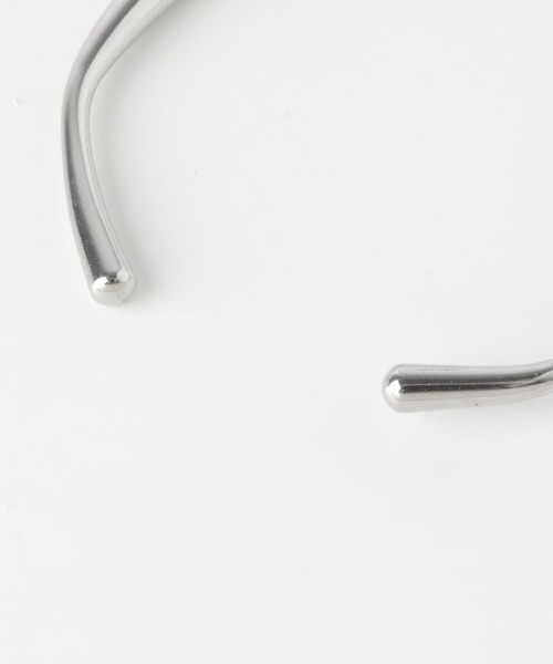 SMELLY(スメリー)の「ステンレスカーブバングル(ブレスレット・レディース・シルバー・-)」の6枚目の写真
