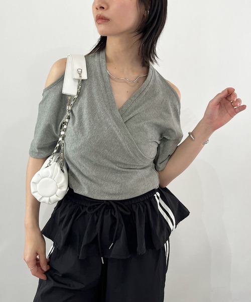 Jewelobe(ジュエローブ)の「バックオープンホルターネックTシャツ(Tシャツ/カットソー・レディース・ブラック/グレー・FREE)」の14枚目の写真