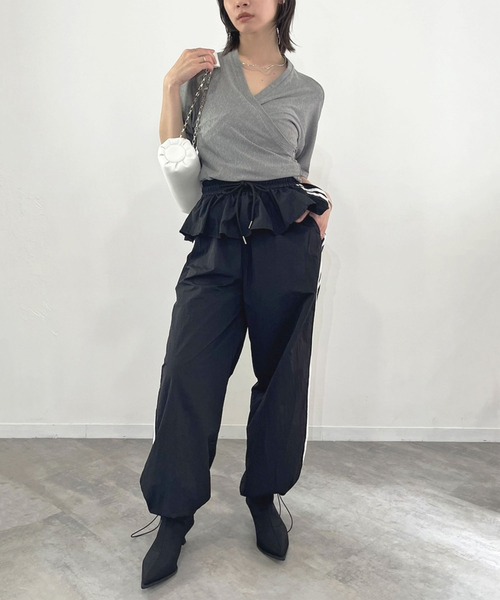 Jewelobe(ジュエローブ)の「バックオープンホルターネックTシャツ(Tシャツ/カットソー・レディース・ブラック/グレー・FREE)」の8枚目の写真