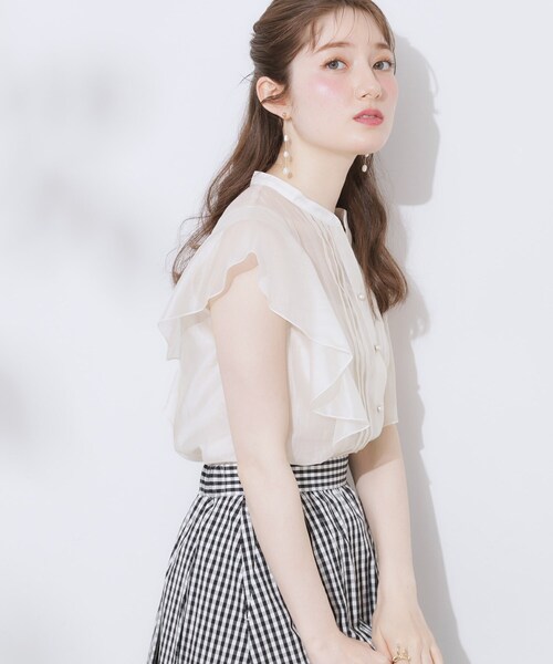 couture brooch（クチュールブローチ）の「【洗える・オシャレな透け感】タックデザインフレア袖シアーブラウス（シャツ/ブラウス・レディース・サンドベージュ/アイボリー/ブラック・36/38/42）」の8枚目の写真