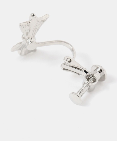 FOREVER 21（フォーエバー トゥエンティーワン）の「ミニリボンイヤリング（イヤリング・レディース・ゴールド/シルバー・FREE）」の5枚目の写真