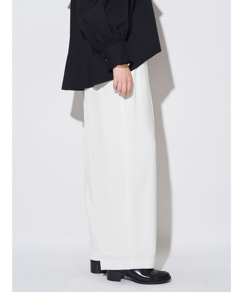 ELENDEEK(エレンディーク)の「ジョーゼットリラックスパンツ【セットアップ対応】(その他パンツ・レディース・グリーン/ブラック/オフホワイト・01/02)」の9枚目の写真