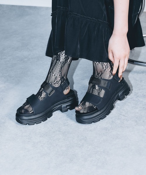 LEPSIM（レプシィム）の「厚底2ベルトサンダル　573185（サンダル・レディース・ブラック/ダークブラウン・MEDIUM/LARGE）」の2枚目の写真