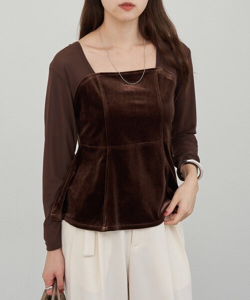 SHENERY（シーナリー）の「《すっきり見え》ベロアペプラムトップス（シャツ/ブラウス・レディース・ブラック/ブラウン・FREE）」の2枚目の写真